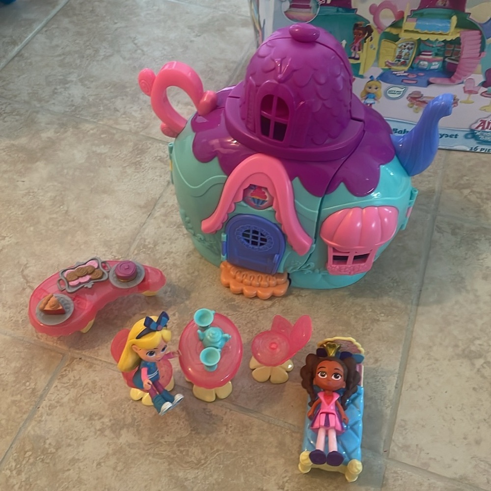 Disney Junior Alice’s Wonderland Bakery Playset and Toy Figures